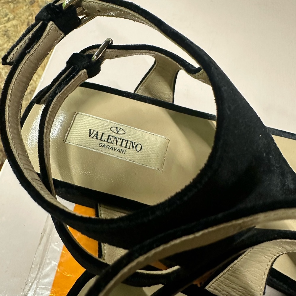 Valentino Black Heels Sleek Modern Design